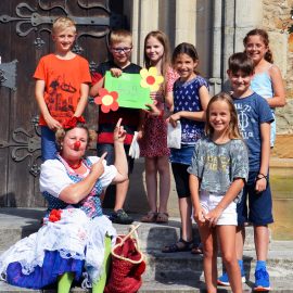 Schlawine bei der Spendenübergabe mit den Kommunionkindern Gerolzhofen Klinikclowns Würzburg Spendenübergabe Kommunionkinder Gerolzhofen
