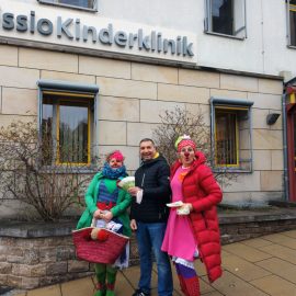 Die Belegschaft der Rügemer GmbH aus Eisingen spendet 1500 € an die Würzburger Klinikclowns Die Belegschaft der Rügemer GmbH aus Eisingen spendet 1500 € an die Würzburger Klinikclowns