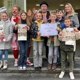 Die Kindern der ehemaligen Klasse 4d der Grundschule Bergtheim spenden 300 Euro für die Klinikclowns Lachtränen Würzburg Die Kindern der ehemaligen Klasse 4d der Grundschule Bergtheim spenden 300 Euro für die Klinikclowns Lachtränen Würzburg