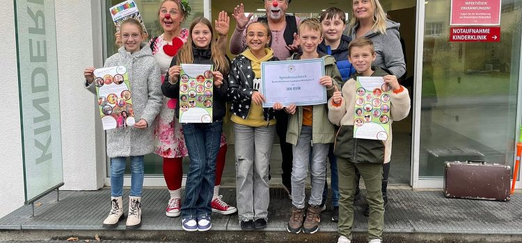 Die Kindern der ehemaligen Klasse 4d der Grundschule Bergtheim spenden 300 Euro für die Klinikclowns Lachtränen Würzburg