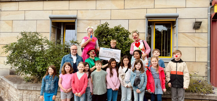 Lustige Spendenübergabe der Kommunionkinder bei den Klinikclowns Würzburg