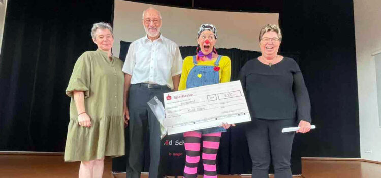 Schüler der Veit-vom-Berg-Grund- und Mittelschule Uehlfeld überreichen Spende an die Klinikclowns Würzburg