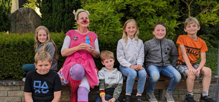 Lülsfelder Kommunionkinder spenden an die Klinikclowns Würzburg