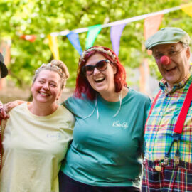 Buntes Regenbogenfest im Kindercafé Rottenbauer mit den Klinikclowns