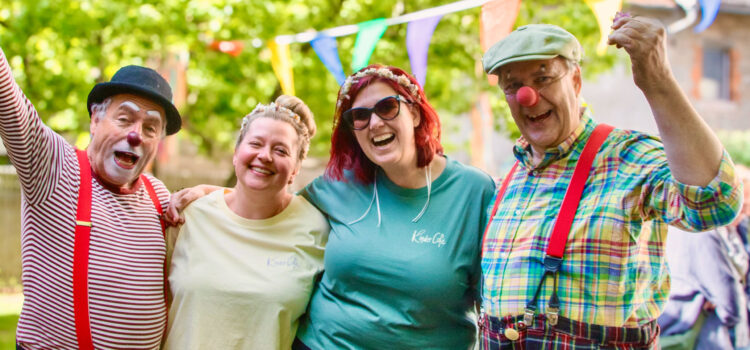 Buntes Regenbogenfest im Kindercafé Rottenbauer mit den Klinikclowns Buntes Regenbogenfest im Kindercafé Rottenbauer mit den Klinikclowns