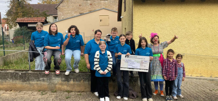 Jugendtheatergruppe Riedenheim spendet 300 € an die Klinikclowns Würzburg Jugendtheatergruppe Riedenheim spendet 300 € an die Klinikclowns Würzburg