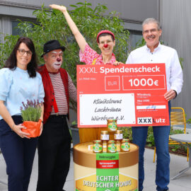 Weltbienentag: XXXLutz spendet an die Würzburger Klinikclowns Martin Kohlhepp (rechts) und Gabriele Leibold von XXXLutz übergaben die Spende an die Würzburger Klinikclowns Jojo und Sunny vom Verein „Lachtränen“.