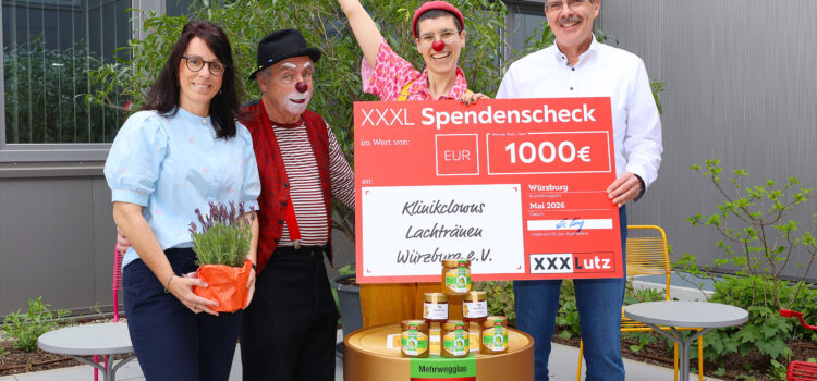 Weltbienentag: XXXLutz spendet an die Würzburger Klinikclowns Martin Kohlhepp (rechts) und Gabriele Leibold von XXXLutz übergaben die Spende an die Würzburger Klinikclowns Jojo und Sunny vom Verein „Lachtränen“.