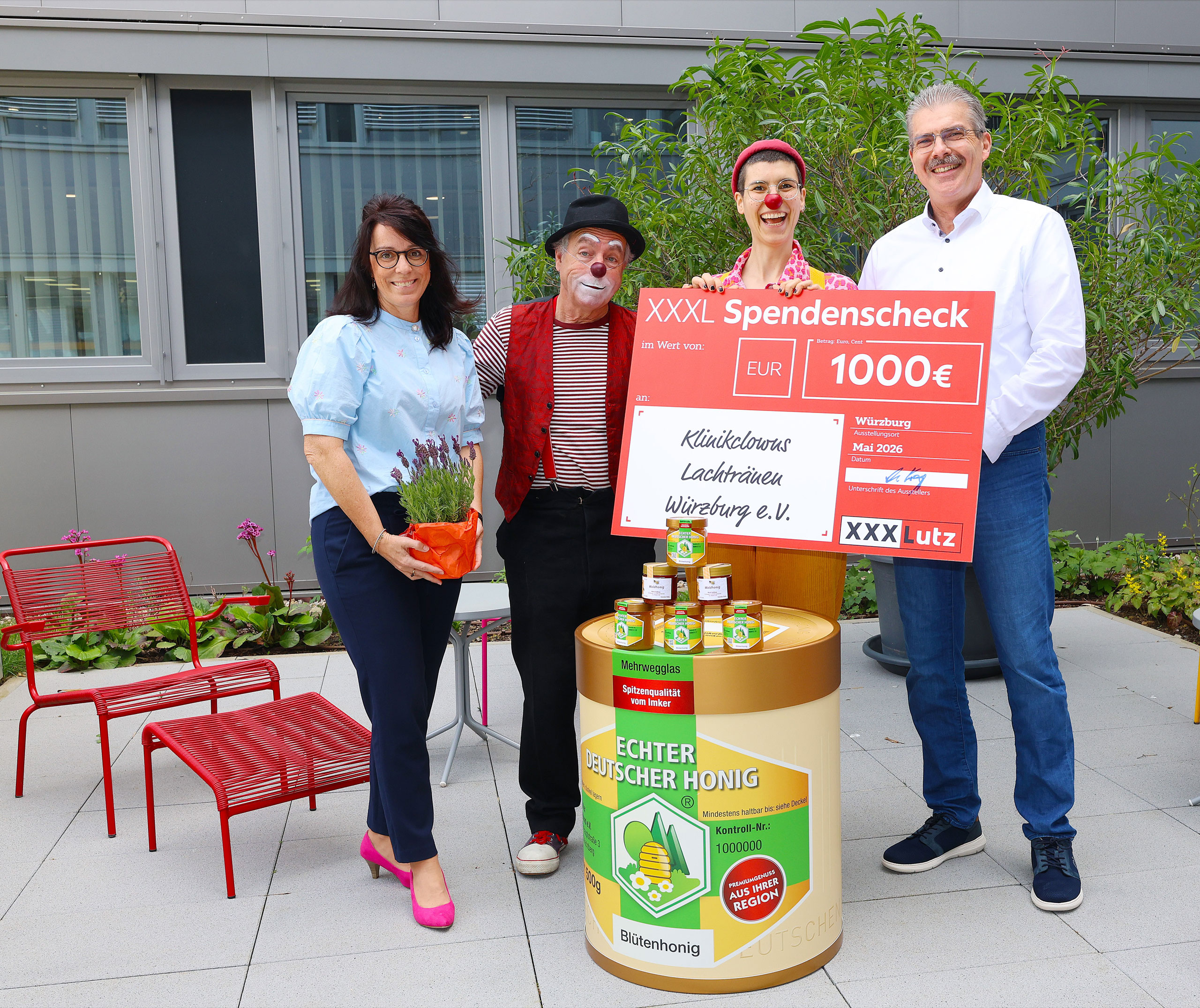 Martin Kohlhepp (rechts) und Gabriele Leibold von XXXLutz übergaben die Spende an die Würzburger Klinikclowns Jojo und Sunny vom Verein „Lachtränen“.