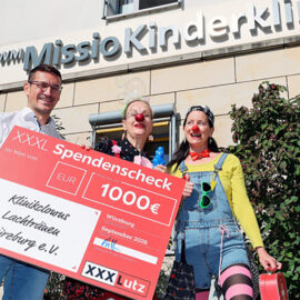 Tischkicker-Turnier bei XXXLutz bringt 1000 Euro für die Klinikclowns Tischkicker-Turnier bei XXXLutz bringt 1000 Euro für die Klinikclowns