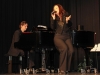 Silvia-Kirchhof-mit-Achim-Hofmann-am-Klavier-spielen-Lieder-aus-den-20er-Jahren